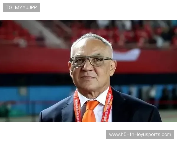 球员在赛后接受采访展现职业精神，足球球员采访