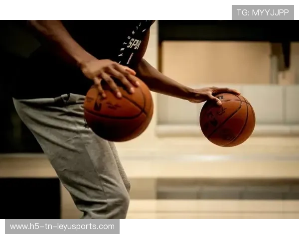 卡特训练照中展现专注状态